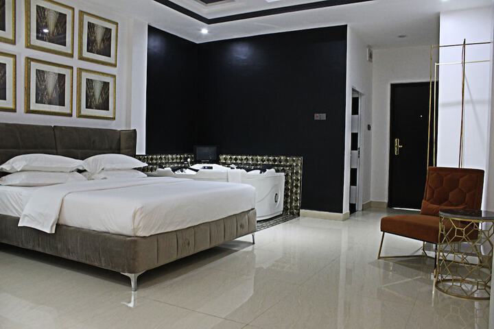 Room 8 of 68