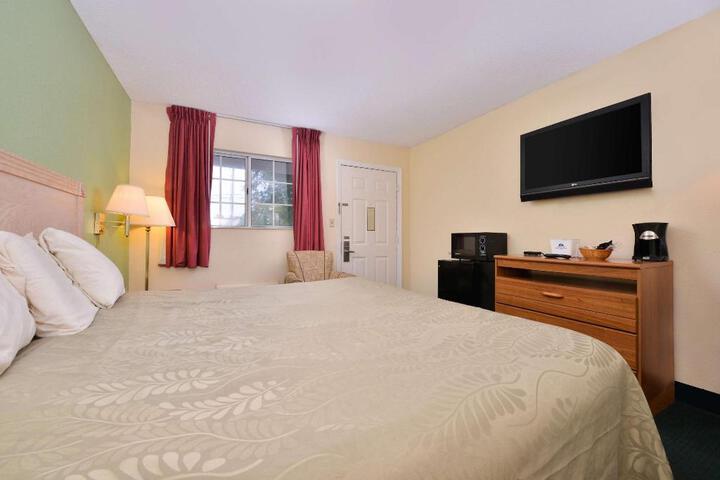 Accessible 1 King Bed - Free WiFi, Microwave, Minifridge Coffeemaker Cable TV Desk (3 of 11)