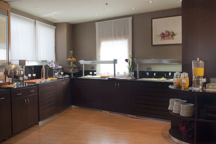 Lounge 21 of 28