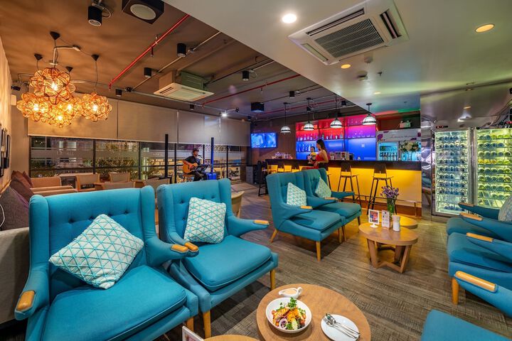 Lounge 131 of 169