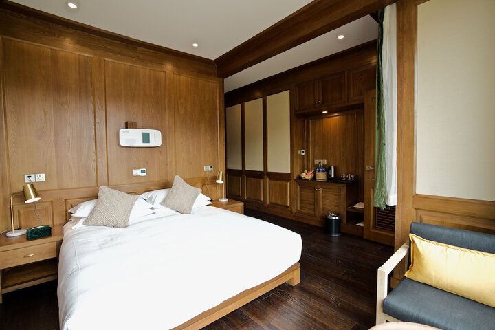 Room 5 of 12