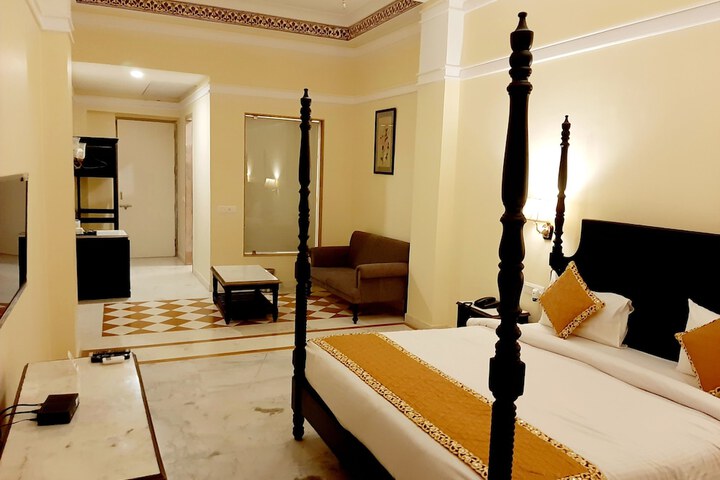 Room 3 of 89