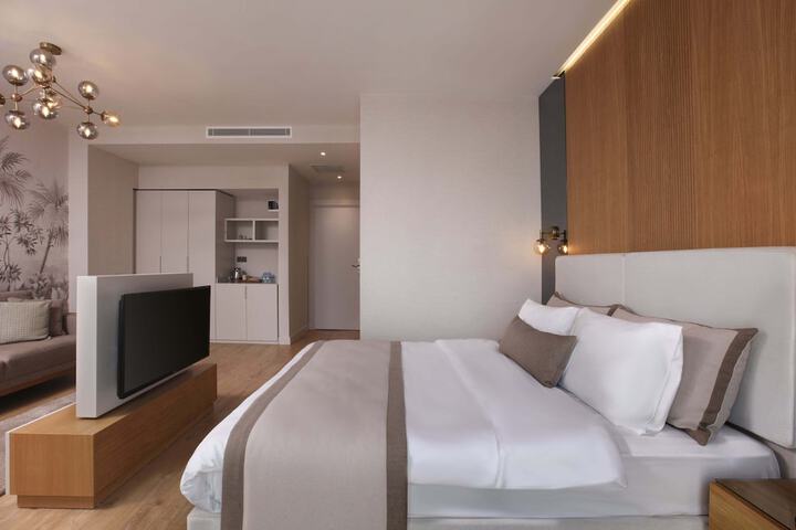 Room 8 of 33
