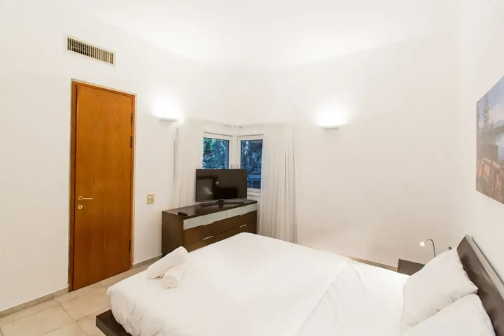 Room 5 of 9