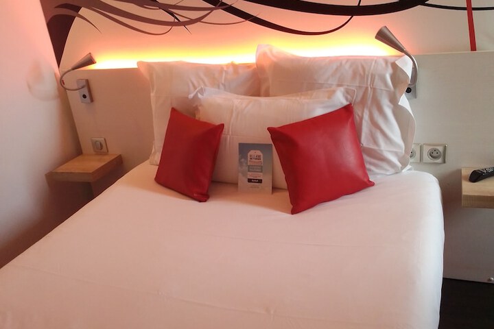 Room 6 of 127