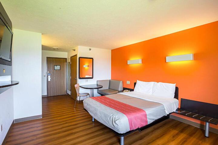 1 Queen Bed (2 of 4)