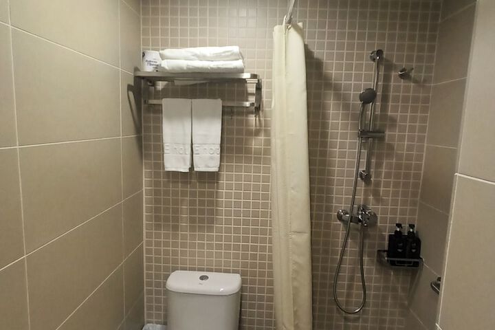 Room 7 of 9