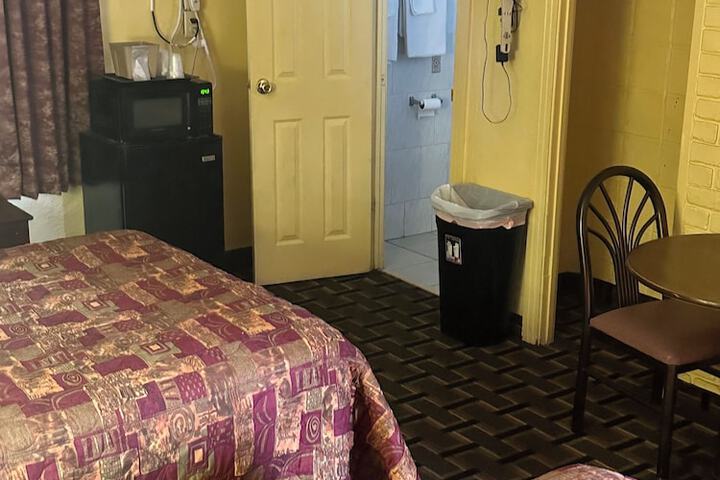Room 2 of 10