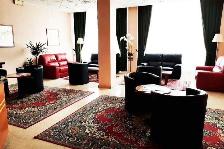Lobby lounge