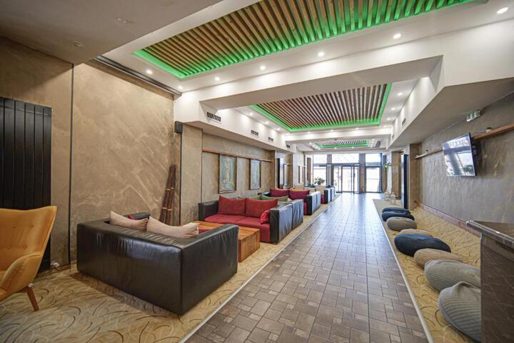 Lounge 15 of 23