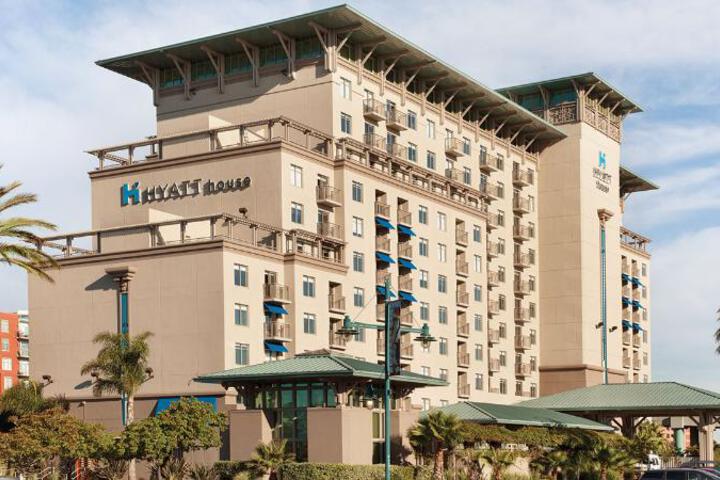 Indah Beach Hotel