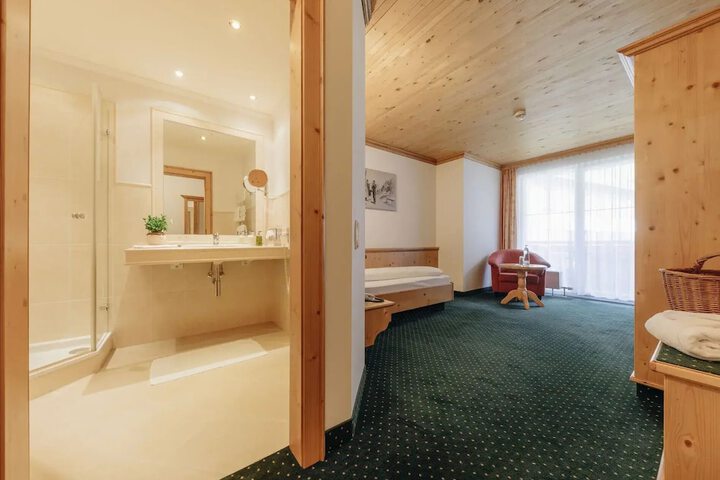 Room 4 of 27