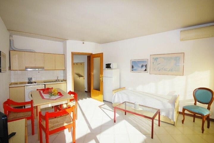 Room 10 of 14