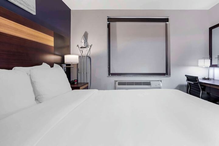 1 Queen Bed (4 of 9)