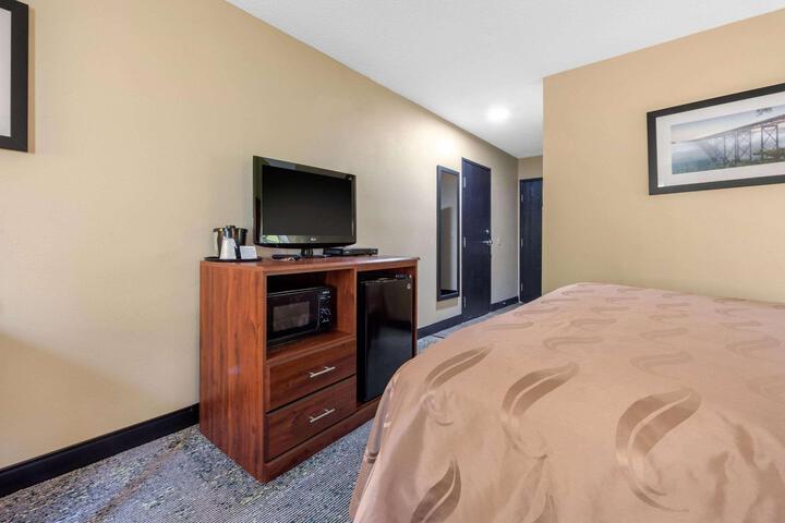 1 King Bed (5 of 21)