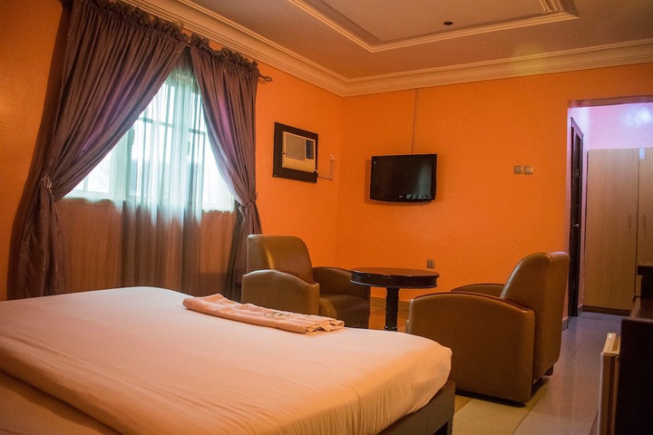 Room 4 of 68