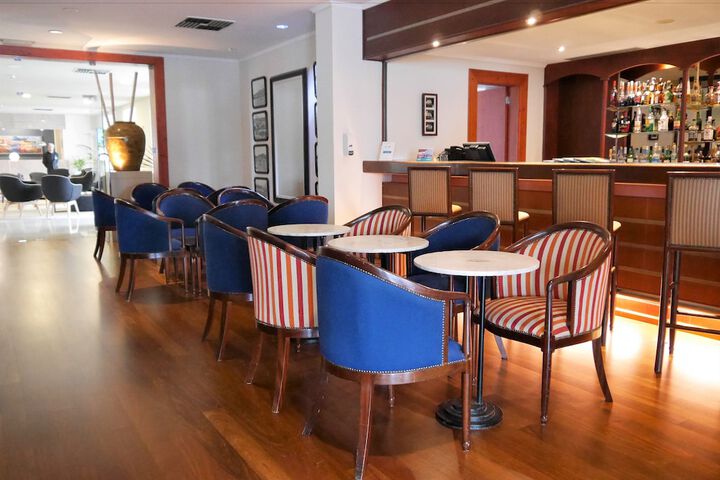 Lounge 92 of 129