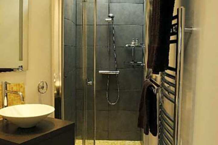 Room 4 of 9