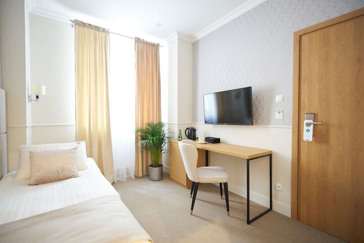 Room 27 of 73