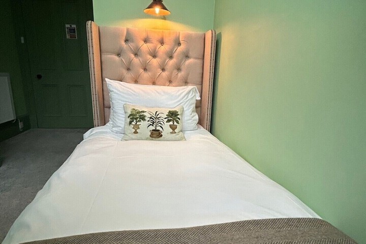 Room 5 of 158