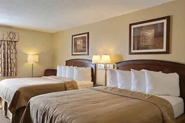1 Queen Bed (3 of 12)