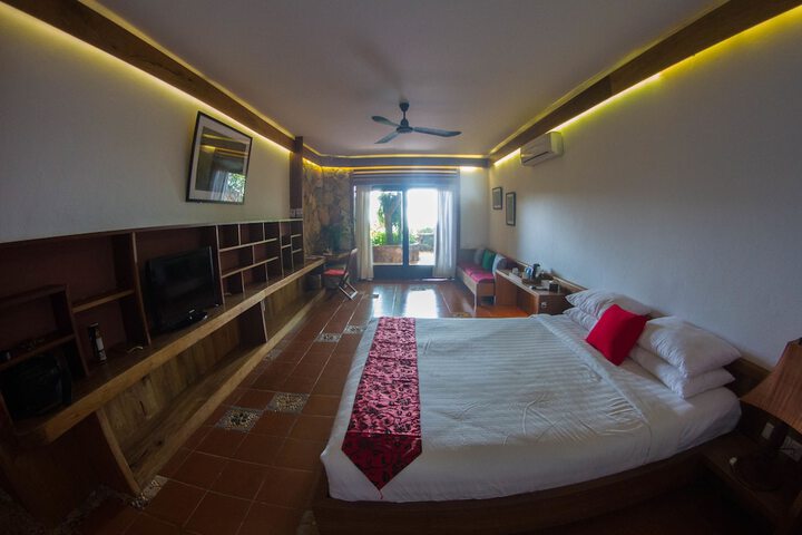 Room 8 of 373
