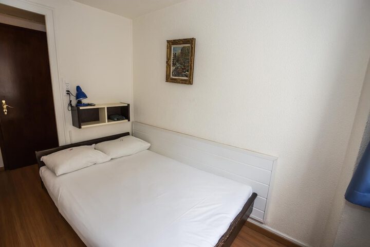 Room 12 of 32