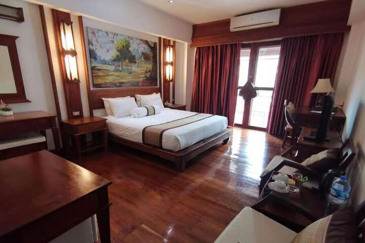 Room 8 of 48