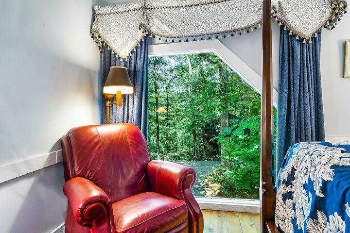 Snug Hug Queen Suite with Fireplace (61 of 131)