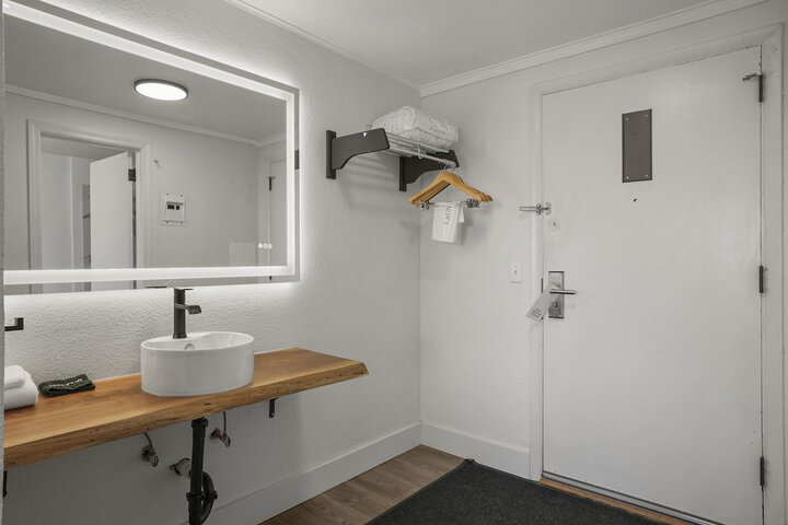 Room 100 of 141