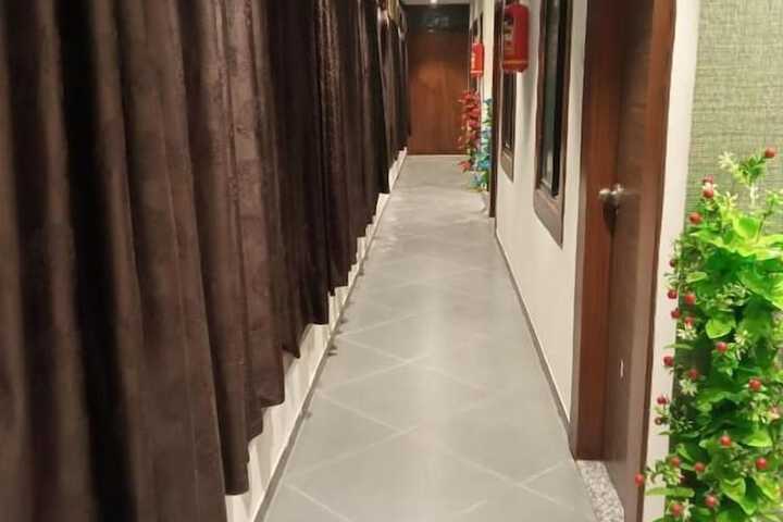 Hotel Mansarovar in Vadodara