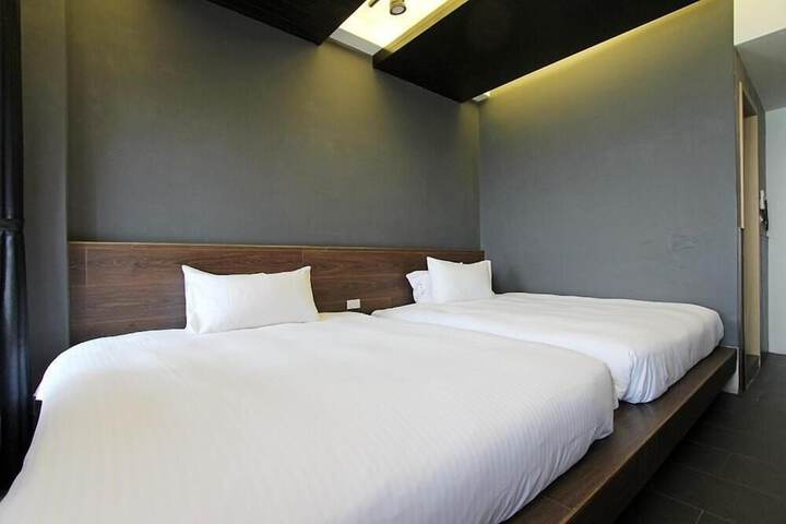 Room 12 of 17