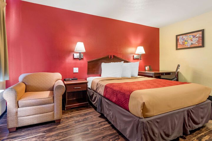 1 Queen Bed (5 of 19)