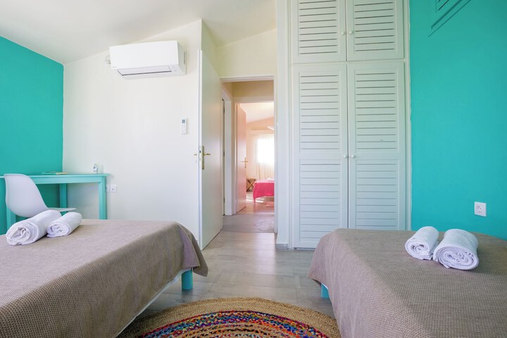 Room 6 of 44