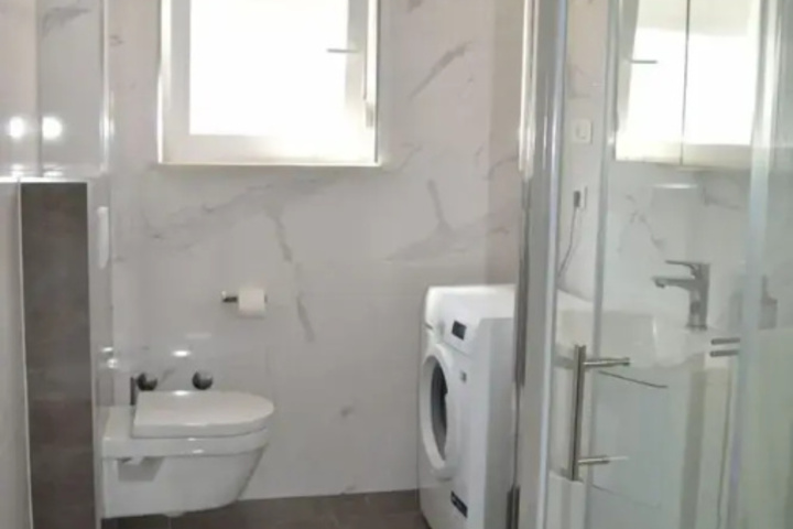 Room 7 of 18