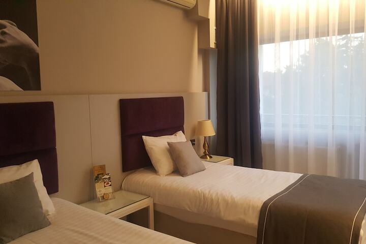 Room 6 of 75