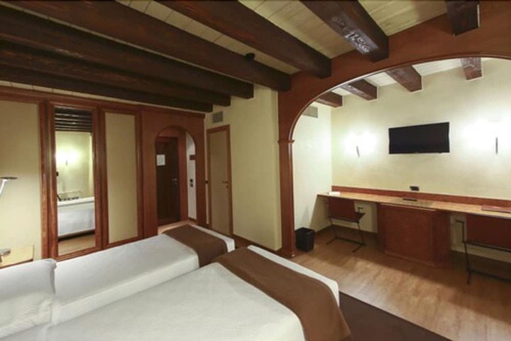 Room 4 of 68
