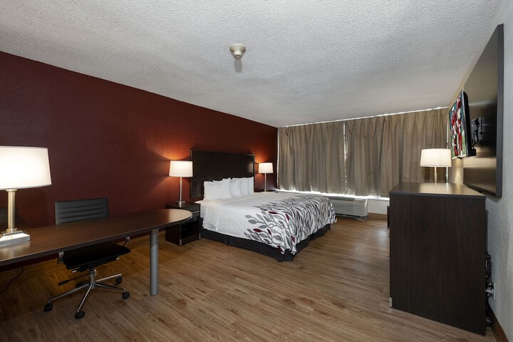 Deluxe King Bed (6 of 14)