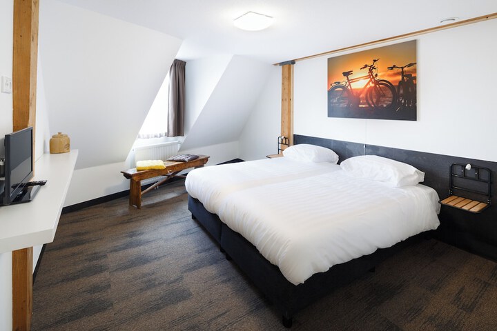 Room 3 of 16
