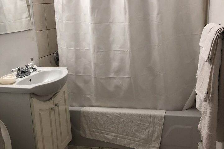 1 Queen Bed (8 of 33)