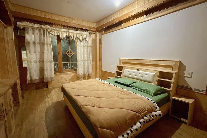 Room 6 of 27
