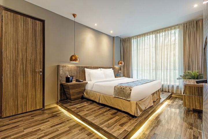 Room 30 of 102