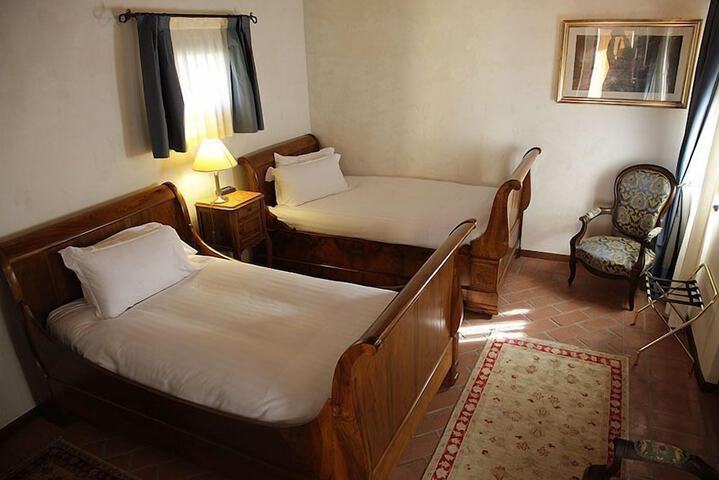 Room 8 of 33