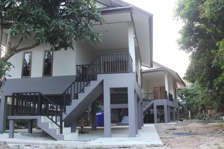 Exterior of Baan Laemsor Nana