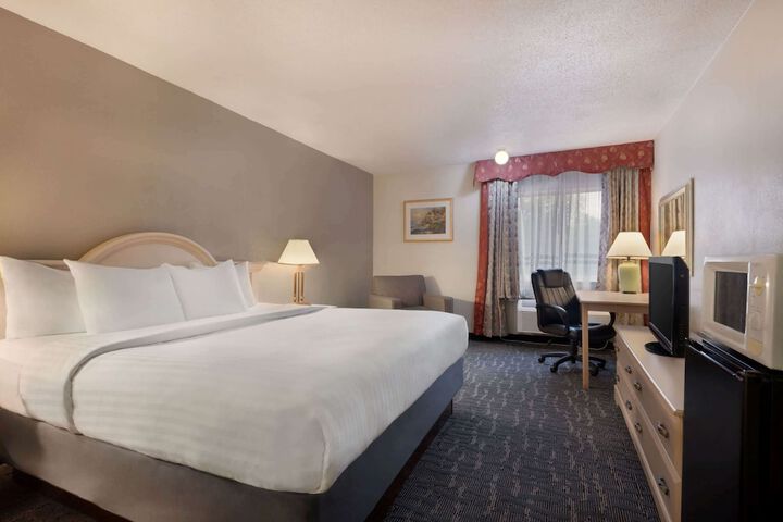 1 King Bed Classic Room (19 of 20)
