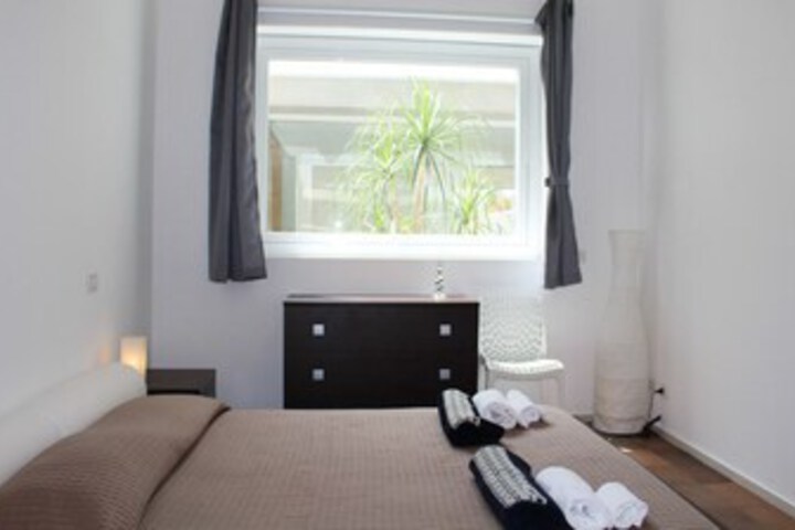 Room 2 of 10