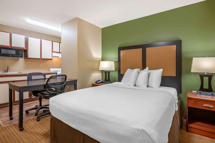 Suite 1 Queen Bed Kitchen (2 of 14)