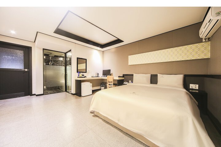 Room 7 of 42
