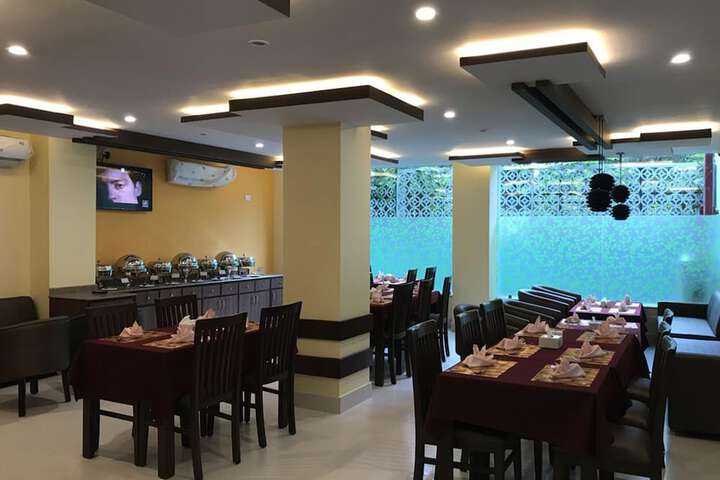 Dining 36 of 48