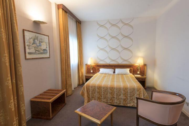 Room 4 of 36